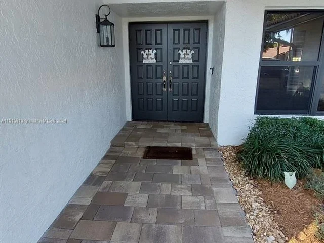 9821 NW 10th Ct, Plantation FL 33322