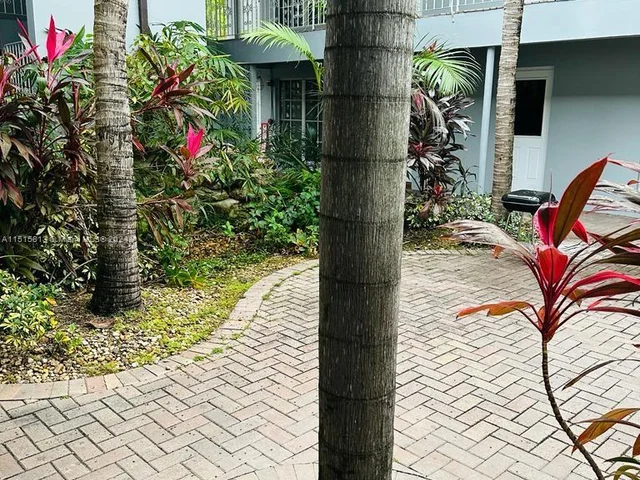 105 NE 12th Ave # 3, Hallandale Beach FL 33009