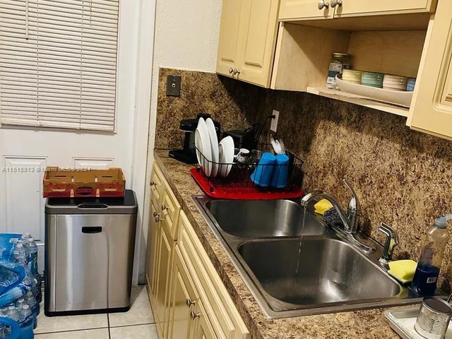 105 NE 12th Ave # 3, Hallandale Beach FL 33009