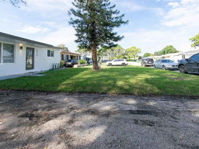 6820 SW 10th St, Pembroke Pines FL 33023
