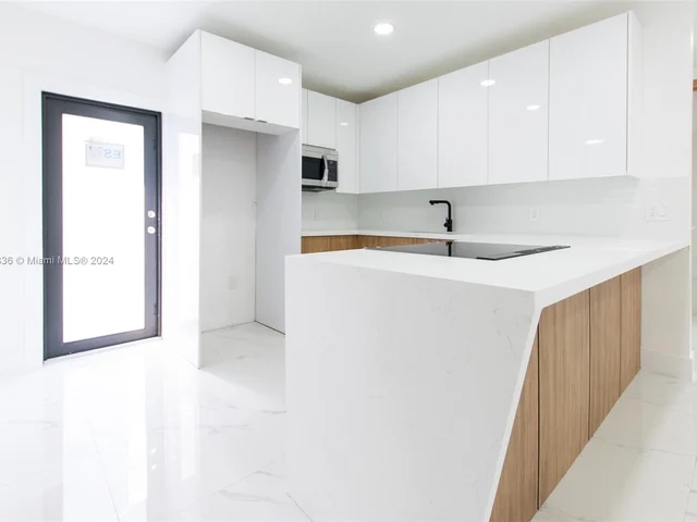 6820 SW 10th St, Pembroke Pines FL 33023