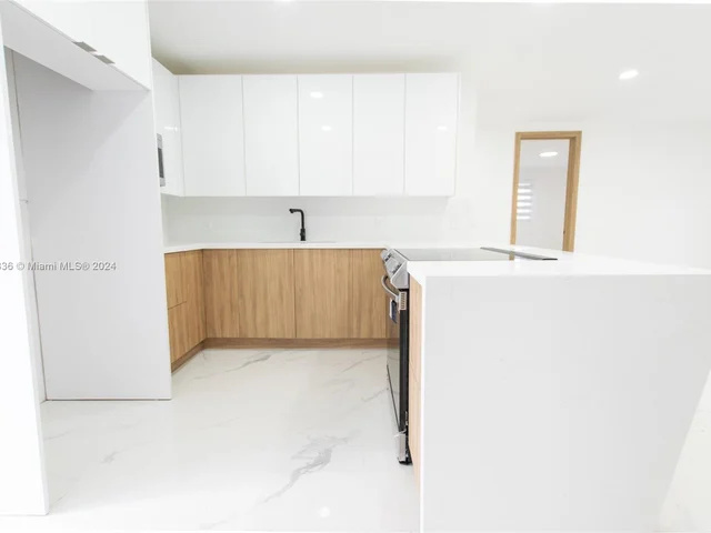 6820 SW 10th St, Pembroke Pines FL 33023