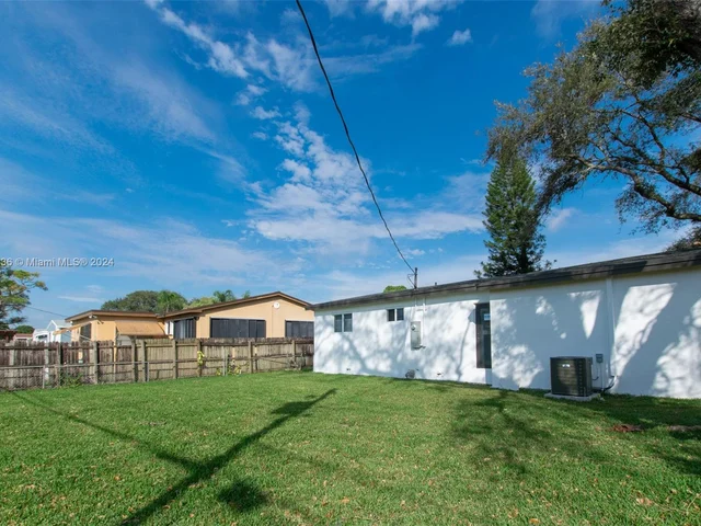 6820 SW 10th St, Pembroke Pines FL 33023