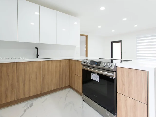 6820 SW 10th St, Pembroke Pines FL 33023