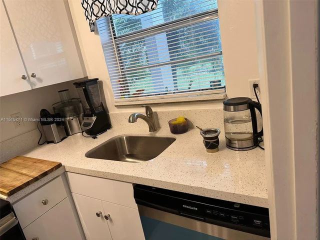 581 Blue Heron Dr # B, Hallandale Beach FL 33009