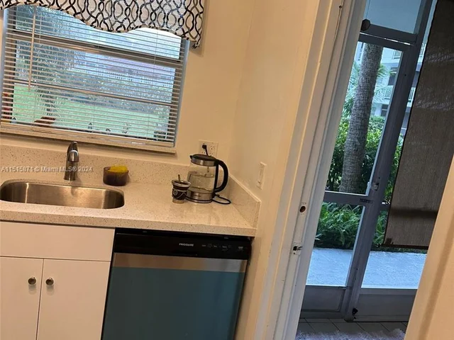 581 Blue Heron Dr # B, Hallandale Beach FL 33009