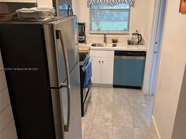 581 Blue Heron Dr # B, Hallandale Beach FL 33009