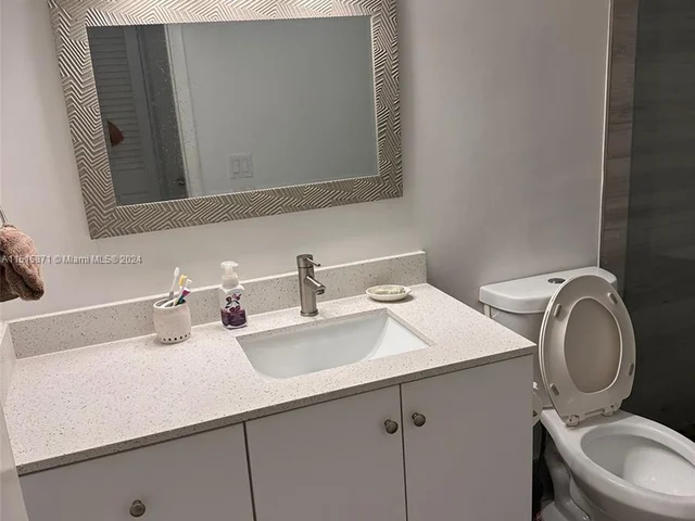 581 Blue Heron Dr # B, Hallandale Beach FL 33009