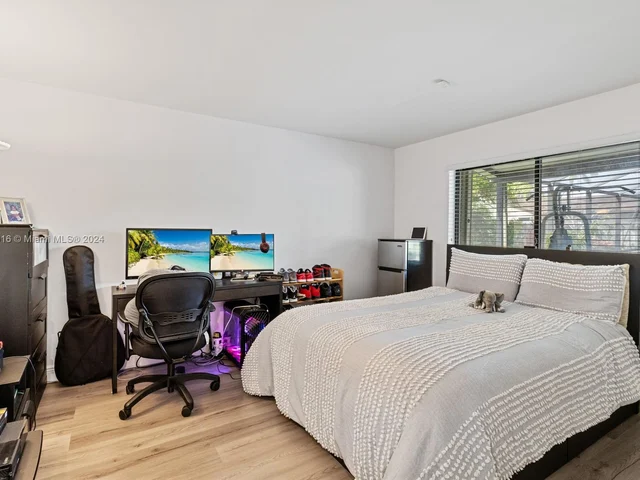 9421 NW 10th St, Plantation FL 33322