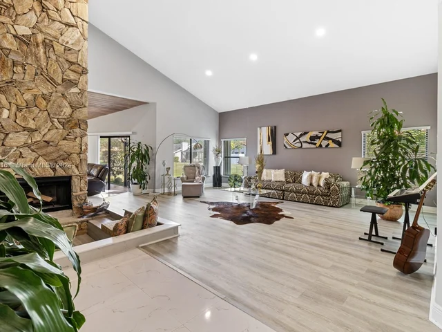 9421 NW 10th St, Plantation FL 33322