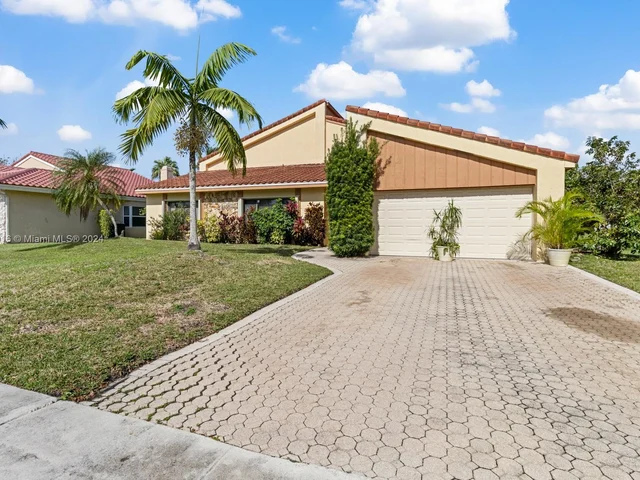 9421 NW 10th St, Plantation FL 33322