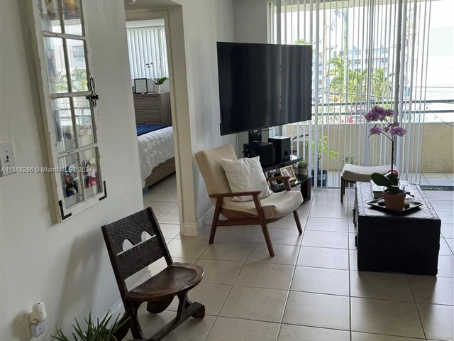 8320 NW 7th St # 313, Miami FL 33126