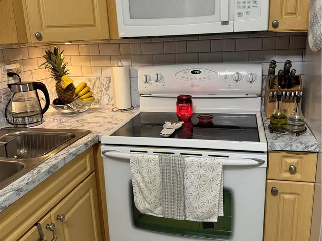 8320 NW 7th St # 313, Miami FL 33126