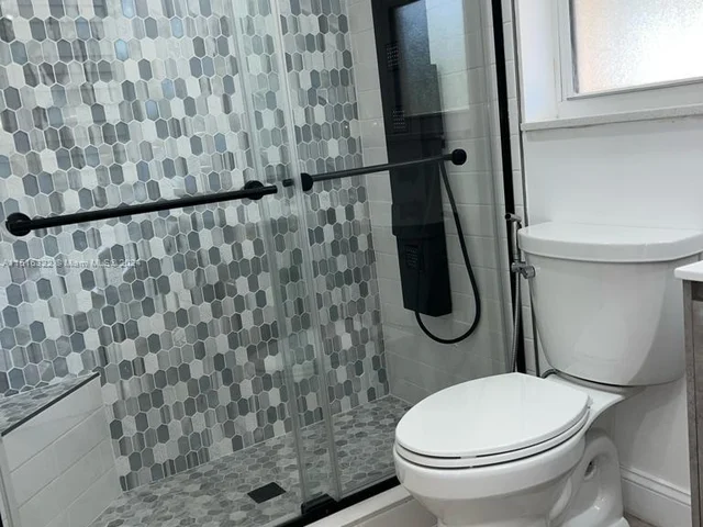 8101 N Sunrise Lakes Dr, Sunrise FL 33322