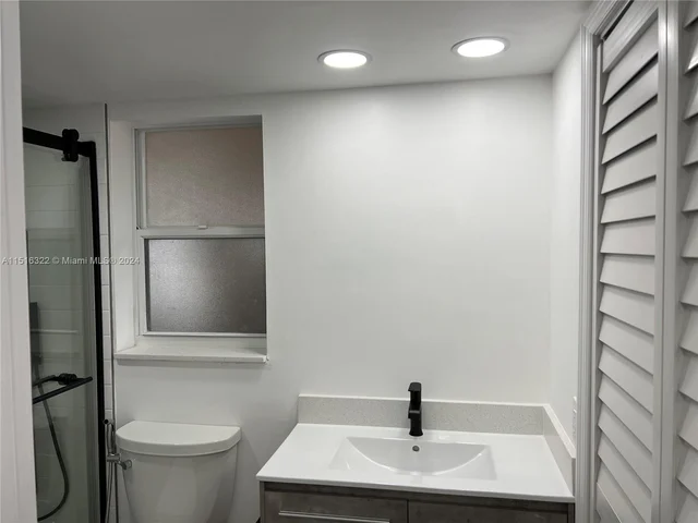 8101 N Sunrise Lakes Dr, Sunrise FL 33322