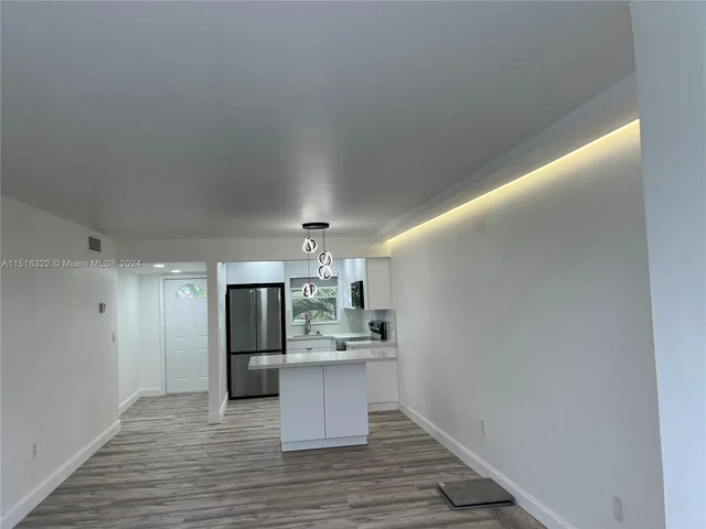 8101 N Sunrise Lakes Dr, Sunrise FL 33322