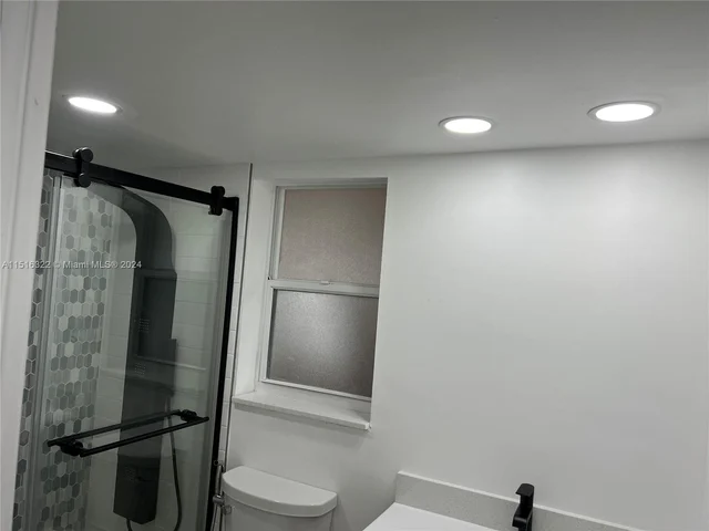 8101 N Sunrise Lakes Dr, Sunrise FL 33322