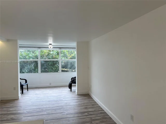 8101 N Sunrise Lakes Dr, Sunrise FL 33322