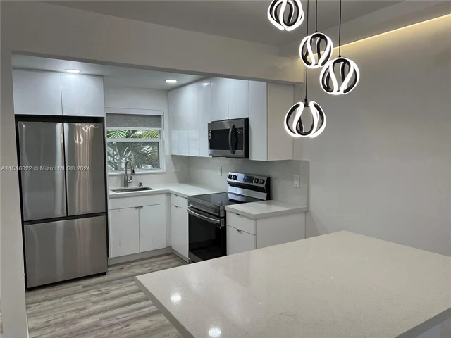 8101 N Sunrise Lakes Dr, Sunrise FL 33322