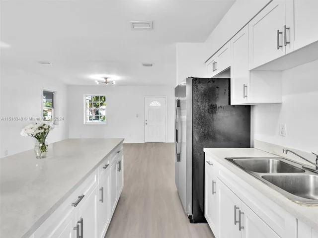 1050 NE 138th St, North Miami FL 33161