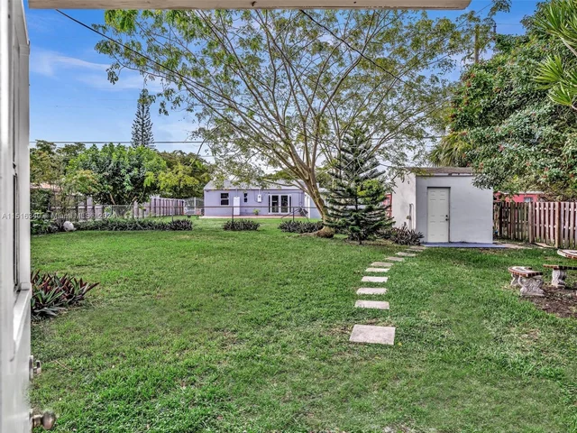 1050 NE 138th St, North Miami FL 33161