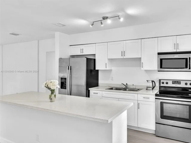 1050 NE 138th St, North Miami FL 33161