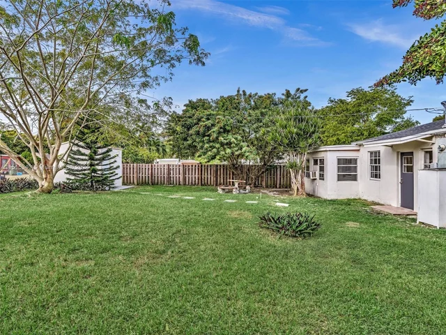 1050 NE 138th St, North Miami FL 33161