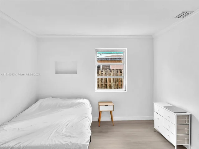 1050 NE 138th St, North Miami FL 33161