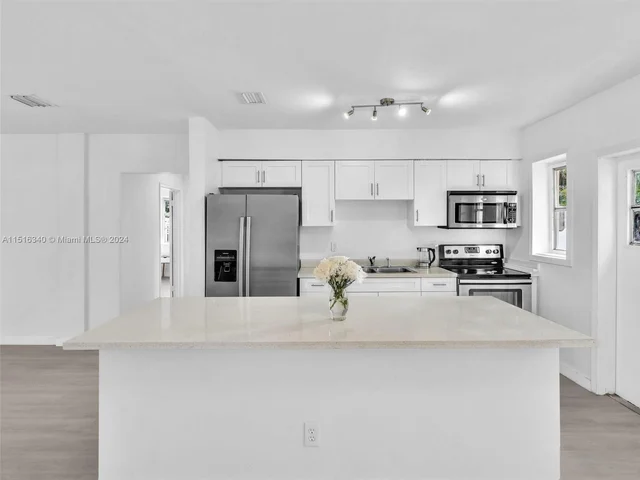 1050 NE 138th St, North Miami FL 33161