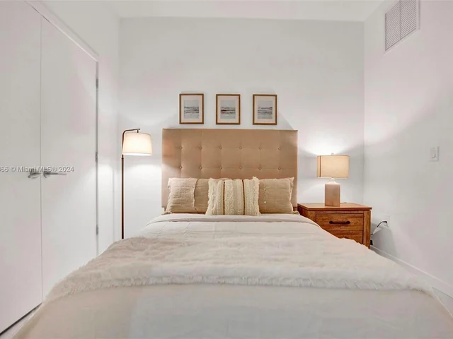 851 NE 1st Ave # 1004, Miami FL 33132