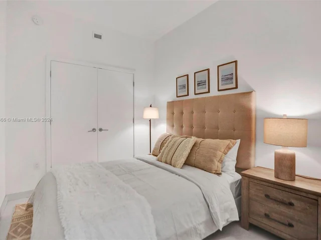 851 NE 1st Ave # 1004, Miami FL 33132