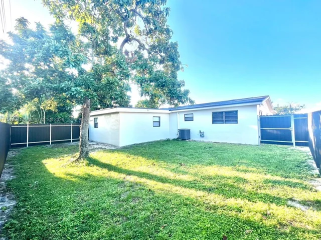 12710 Tee Cir, Miami FL 33167