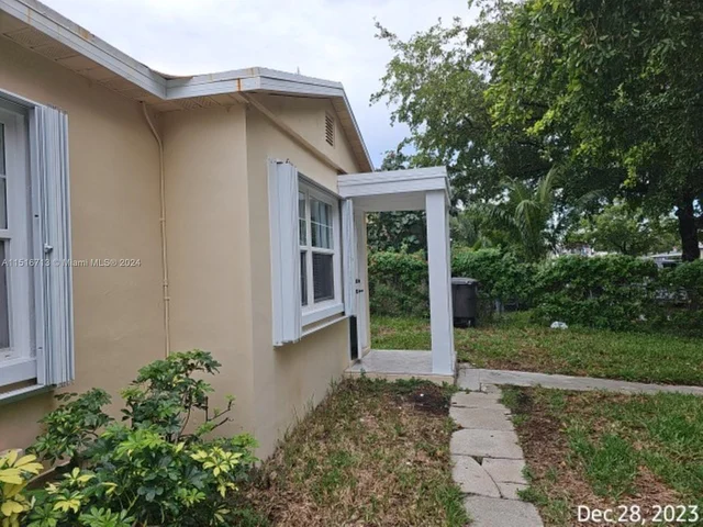 512 47th St, West Palm Beach FL 33407