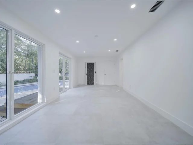 2020 Alamanda Dr # 2020, North Miami FL 33181