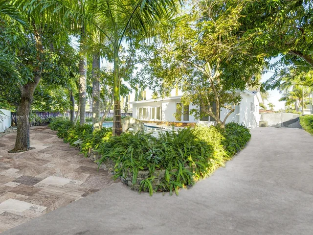 2020 Alamanda Dr # 2020, North Miami FL 33181