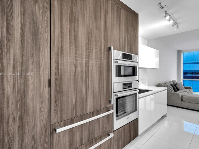 851 NE 1st Ave # 806, Miami FL 33132