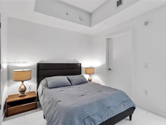 851 NE 1st Ave # 806, Miami FL 33132