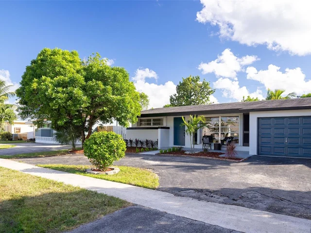 8410 NW 25th Ct, Sunrise FL 33322