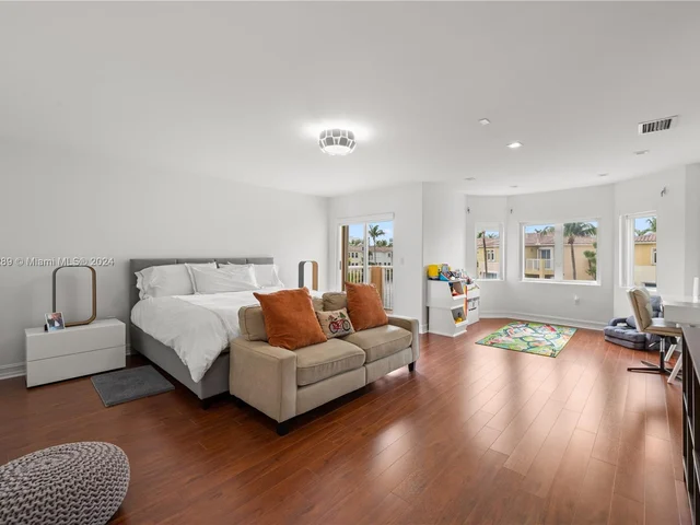 3172 NE 211th St, Aventura FL 33180