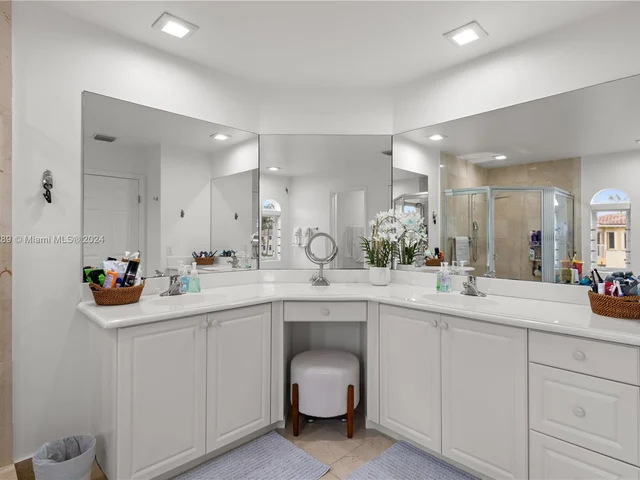 3172 NE 211th St, Aventura FL 33180