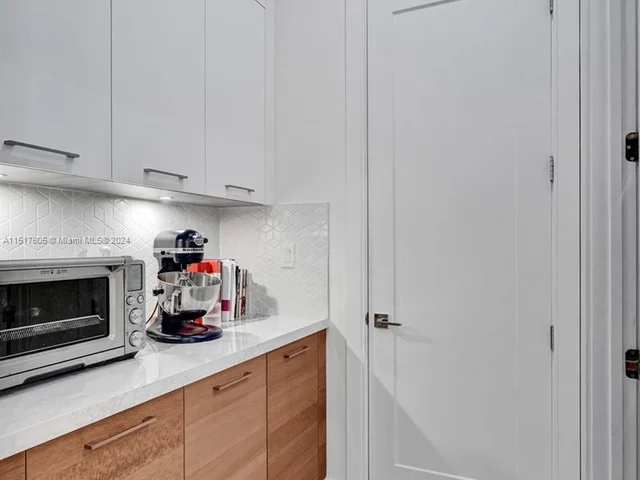 8151 NW 48th Ter, Doral FL 33166