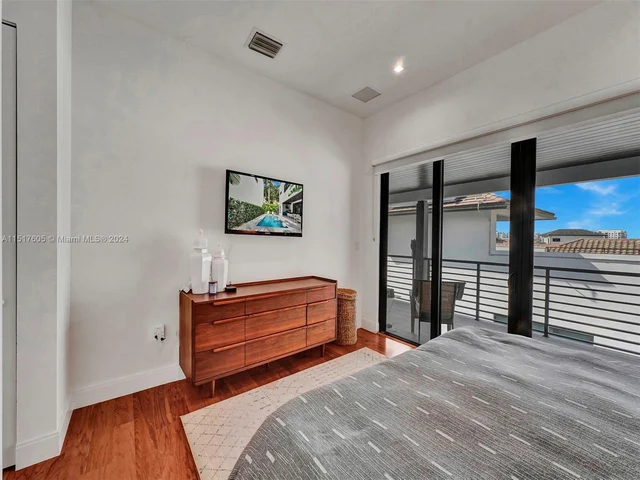 8151 NW 48th Ter, Doral FL 33166