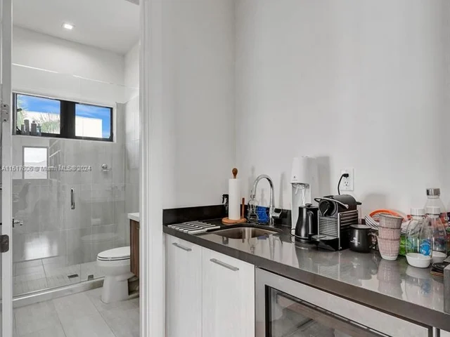 8151 NW 48th Ter, Doral FL 33166