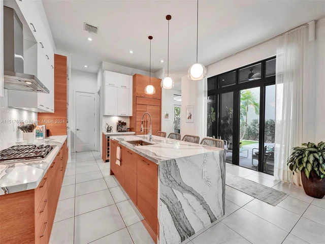 8151 NW 48th Ter, Doral FL 33166