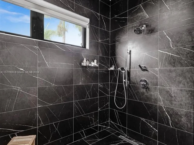 8151 NW 48th Ter, Doral FL 33166