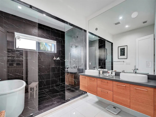 8151 NW 48th Ter, Doral FL 33166