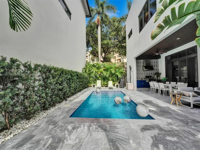 8151 NW 48th Ter, Doral FL 33166