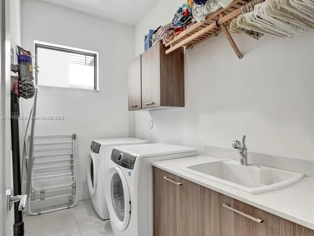 8151 NW 48th Ter, Doral FL 33166