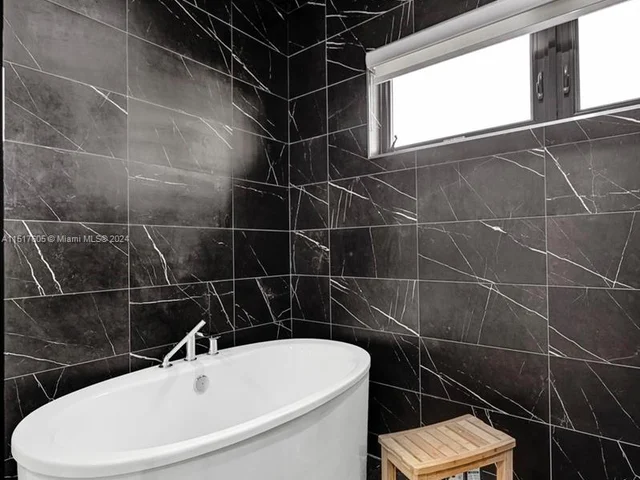 8151 NW 48th Ter, Doral FL 33166