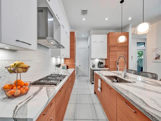 8151 NW 48th Ter, Doral FL 33166